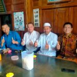 Yai Dur, Ketua DPW FKDT Jawa Tengah saat menerima silaturahmi jajaran Redaksi nujateng.com yang dipimpin CEO, Goes Oedji, Pimred Ali Arifin, Korlip Ustadzah Dwi Widiyastuti dan wartawan Ungaran, Ustadz Tasir.
