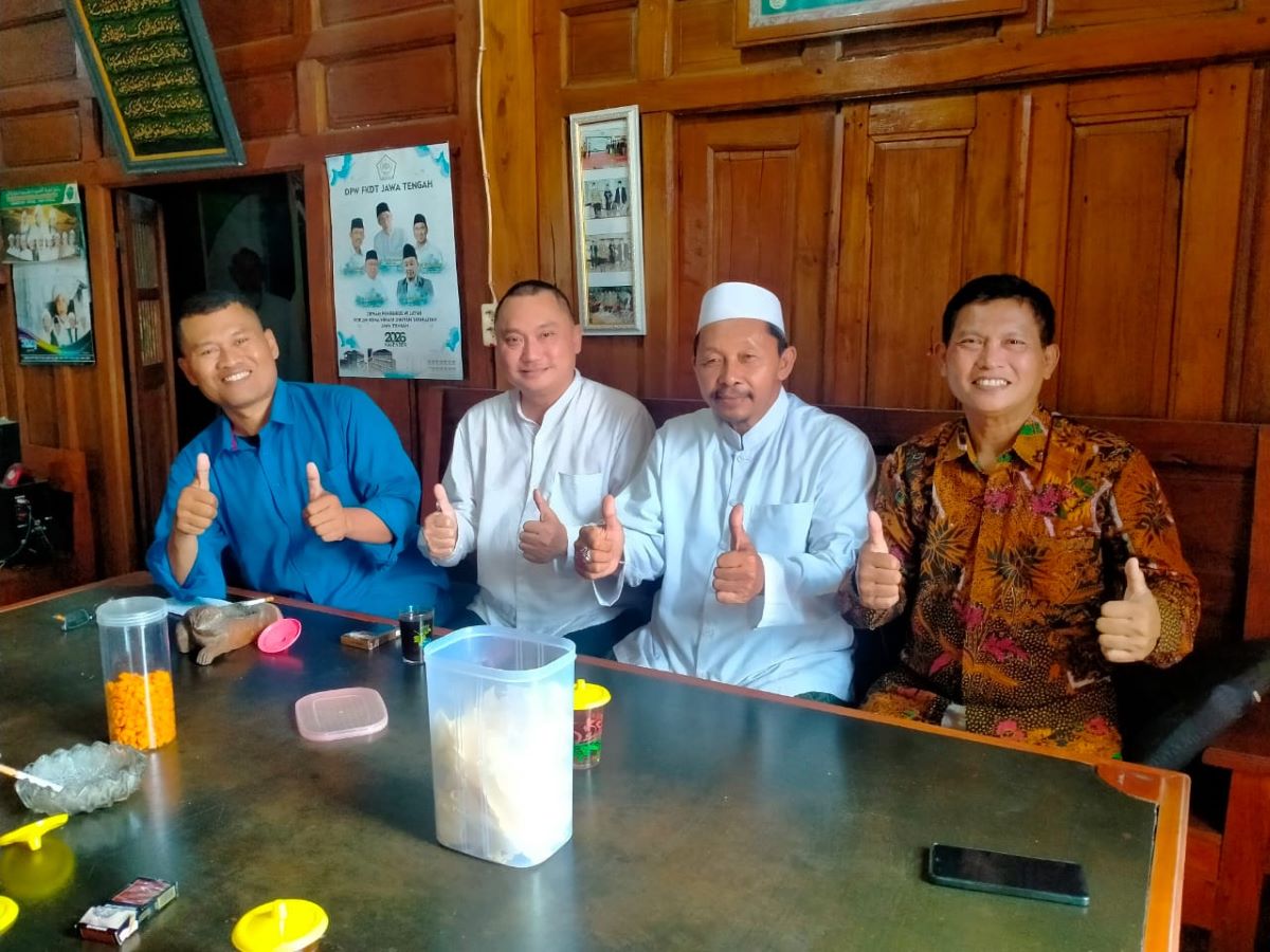 Yai Dur, Ketua DPW FKDT Jawa Tengah saat menerima silaturahmi jajaran Redaksi nujateng.com yang dipimpin CEO, Goes Oedji, Pimred Ali Arifin, Korlip Ustadzah Dwi Widiyastuti dan wartawan Ungaran, Ustadz Tasir.